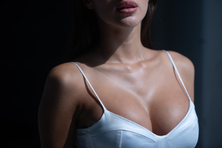 Nahaufnahme des schönen Körpers einer Frau mit großem Busen; sexy Brüste; Frau mit natürlichem Busen.